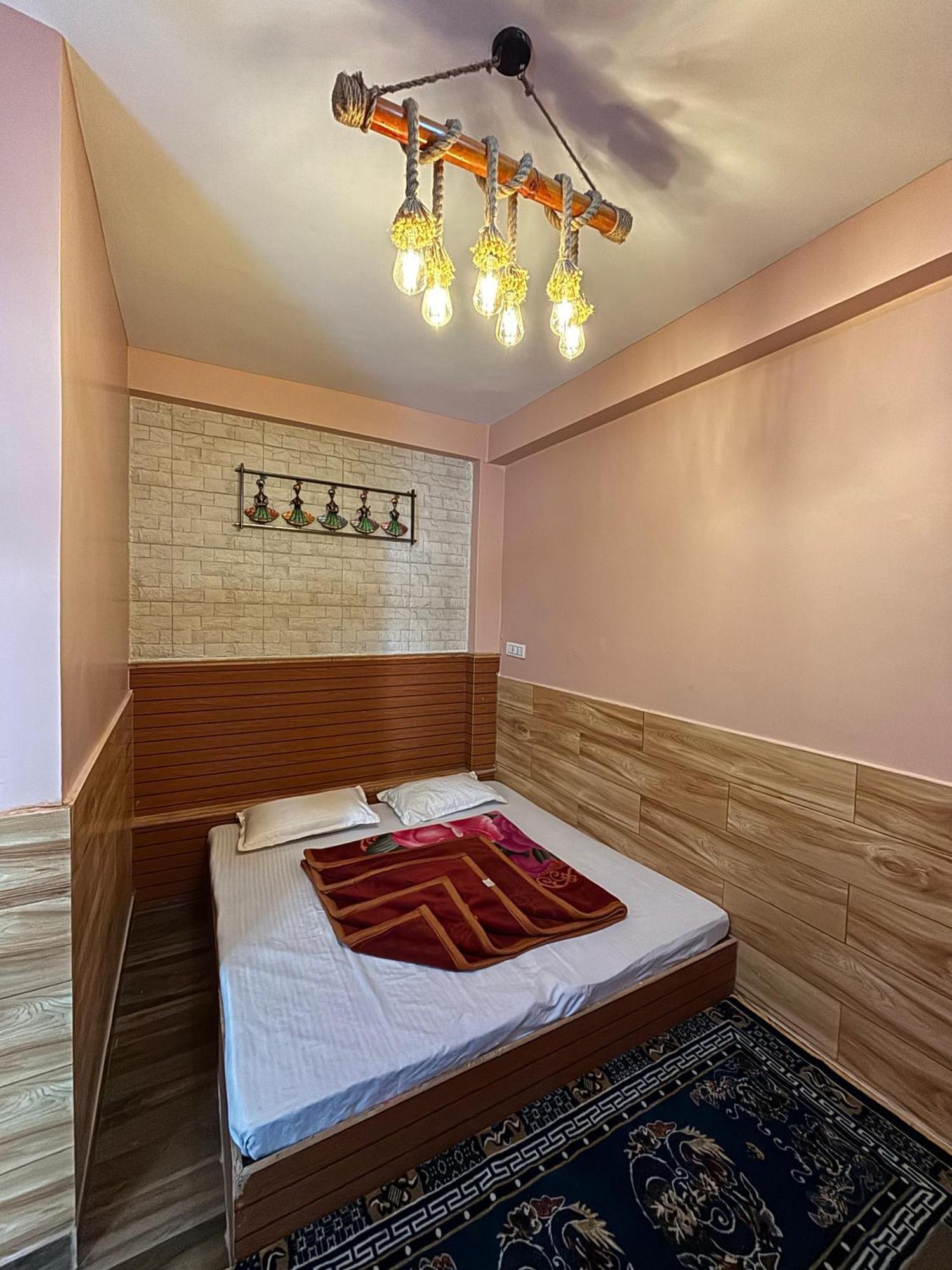 Homestay Kasolview And Peace Cafe